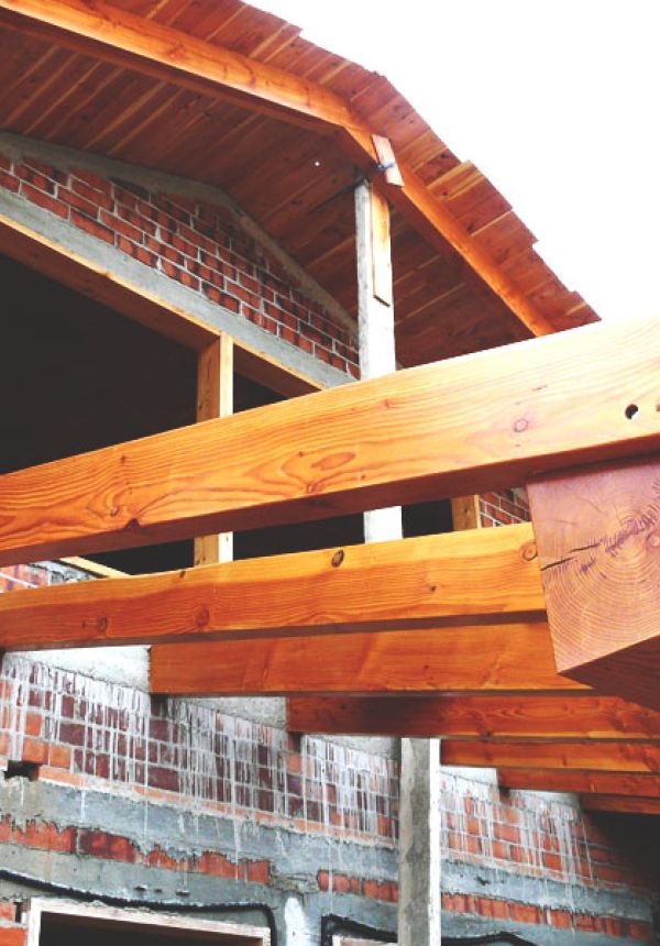 Estructura de fusta d'una casa d'obra nova
